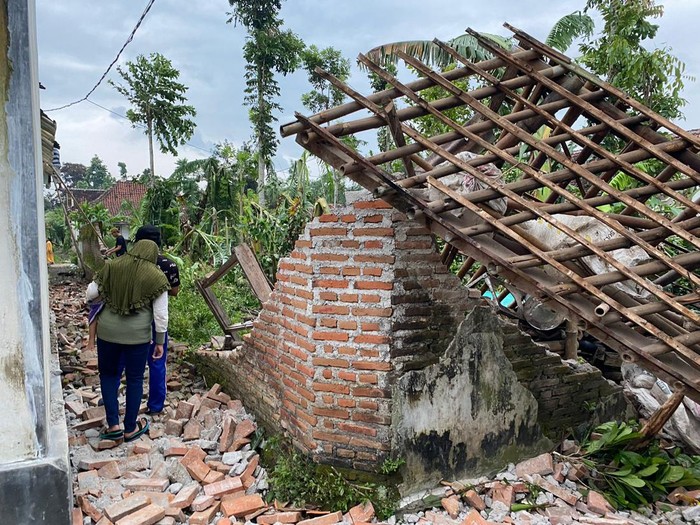 Angin Puting Beliung Terjang Jember Rumah Warga Rusak Deras