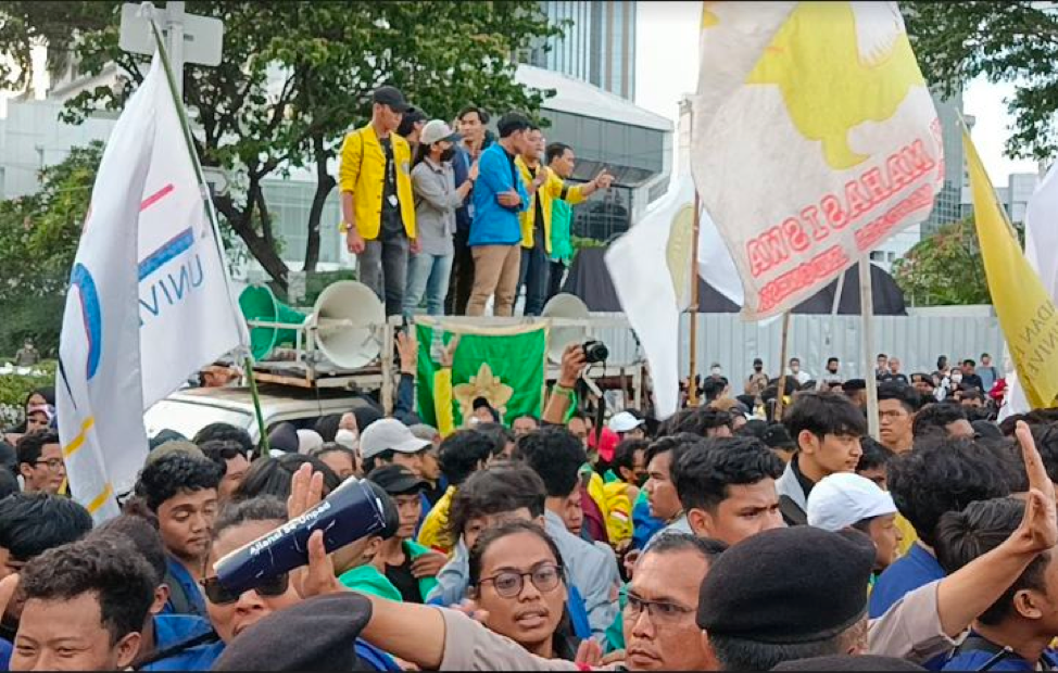 Ribuan Mahasiswa Demo Di Patung Kuda, Serukan 7 Tuntutan Untuk Jokowi ...