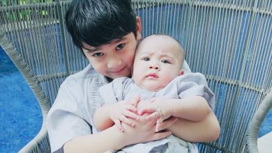 Tim Bola Jagoannya Kalah, Rafathar Cium Raffi Ahmad 10 Kali Rafathar bersama adiknya.