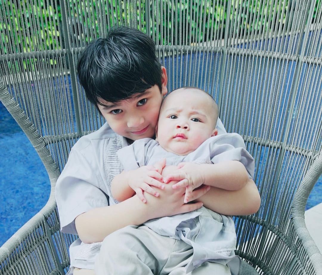 Rafathar bersama adiknya.