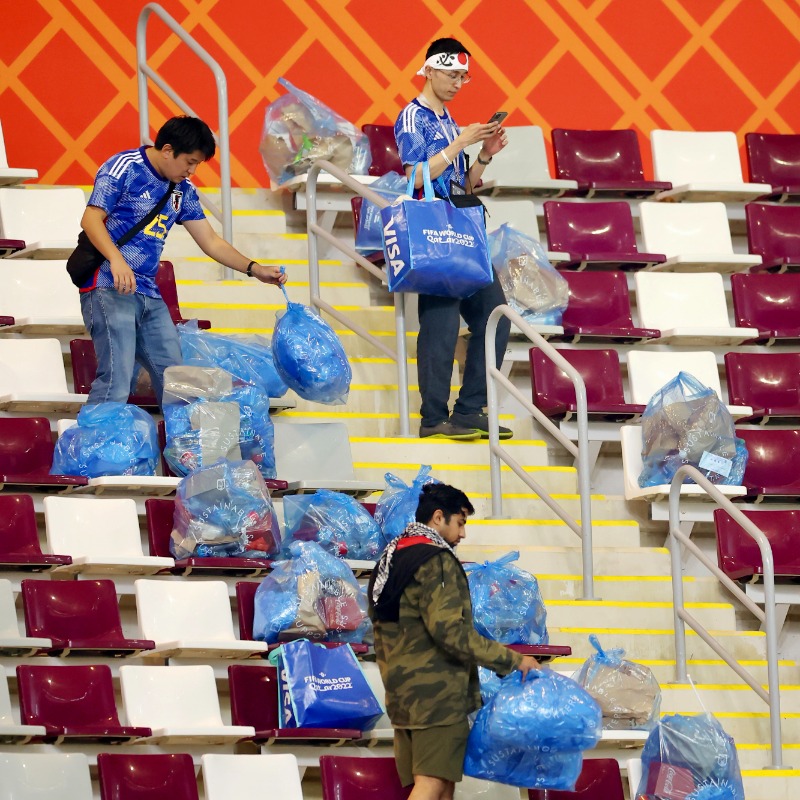 Aksi suporetr Timnas Jepang melakukan bersih - bersih stadion.