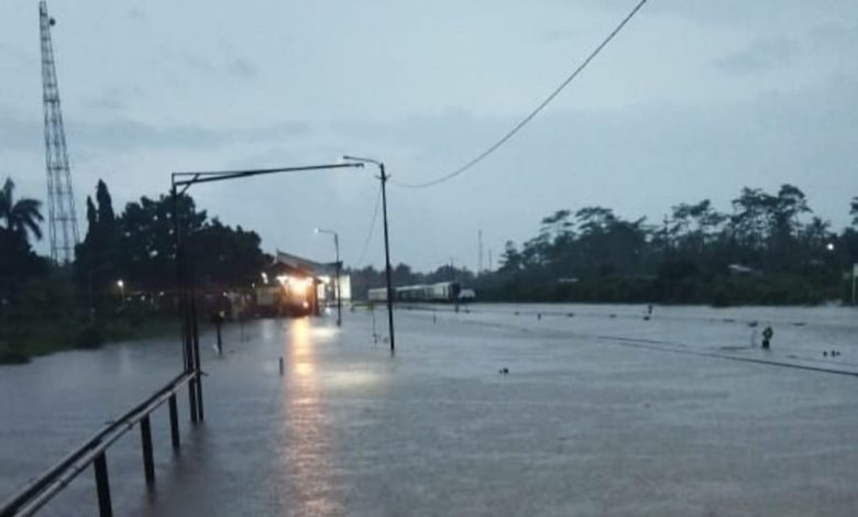 Rel Stasiun Ketapang Tergenang Banjir, Keberangkatan Kereta Tertunda