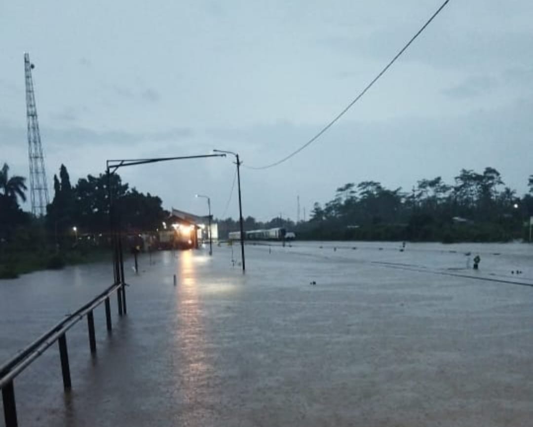 Rel Stasiun Ketapang Tergenang Banjir, Keberangkatan Kereta Tertunda