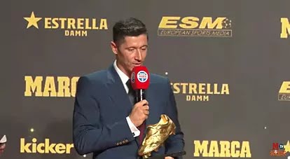 Bintang milik Barcelona, Robert Lewandowski, saat menerima penghargaan Golden Boot. Sumber Foto Twitter @barcastuff_idn