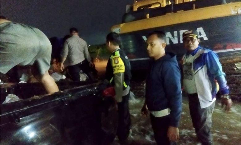Evakuasi warga terdampak banjir. Sumber IG @kelurahanpriuk