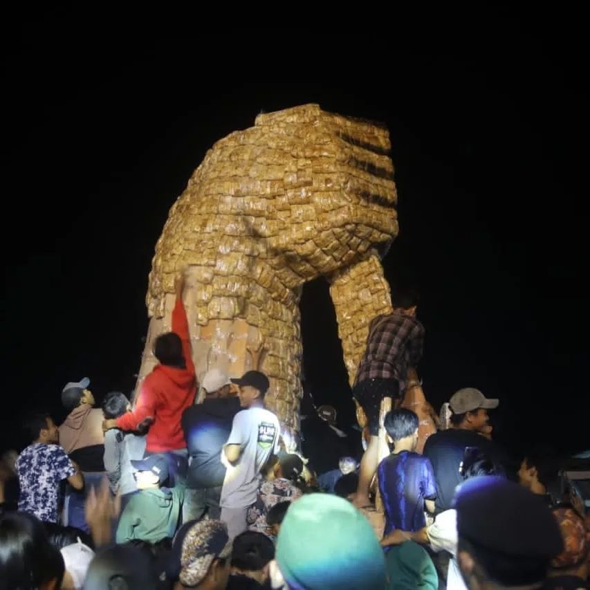 Foto Festival Banjir Tahu Kunir Kidul Lumajang. Sumber Foto Instagram @lumajang_kab