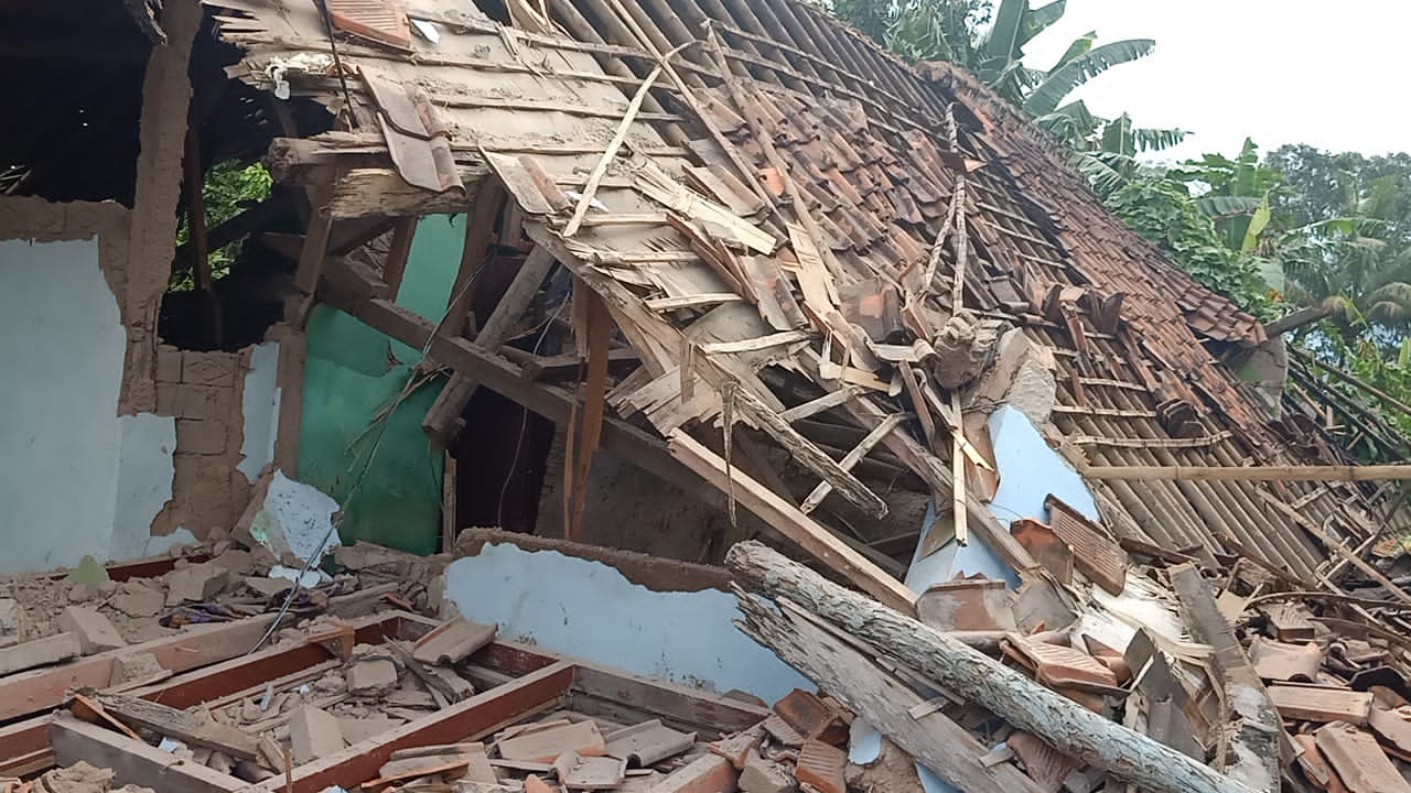 Gempa Magnitudo 5 6 Cianjur Terasa Hingga Jakarta Puluhan Rumah Roboh