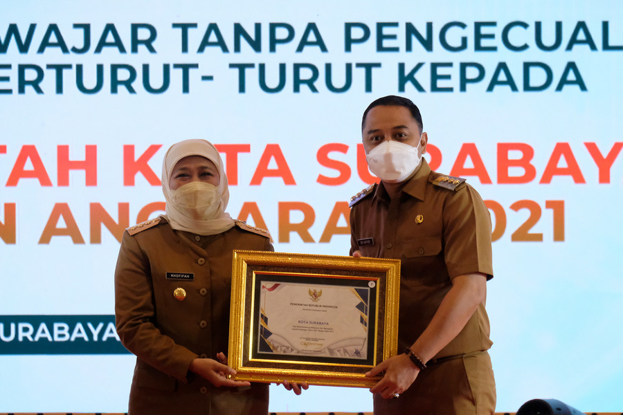 Gubernur Jatim menyerahkan penghargaan atas capaian Opini WTP Kota Surabaya ke Eri Cahyadi Wali Kota Surabaya. Sumber Foto Pemkot Surabaya