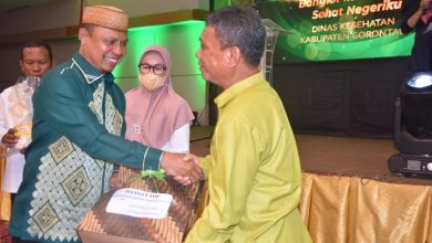 Momen HKN, Dinkes Gorontalo Anugerahi Health Award Untuk Nakes Berprestasi