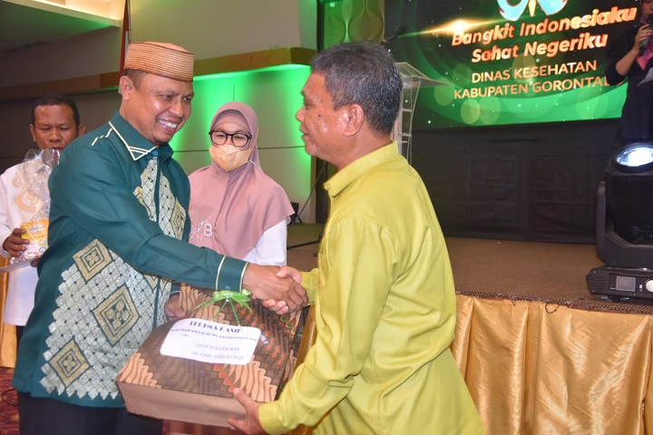 Momen HKN, Dinkes Gorontalo Anugerahi Health Award Untuk Nakes Berprestasi