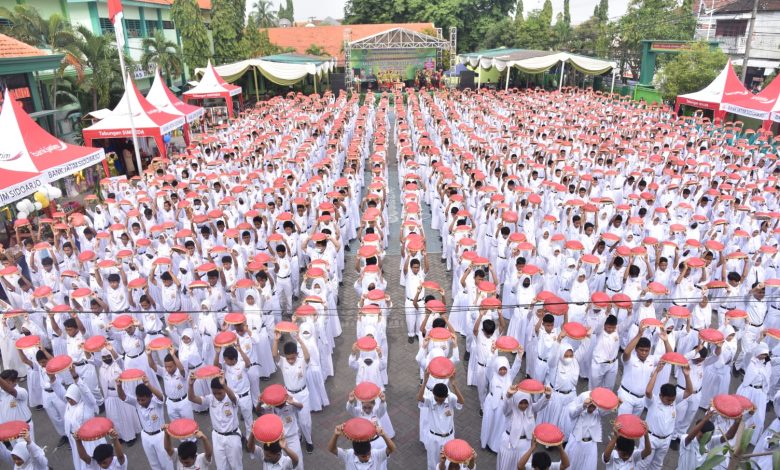 Tari Kolosal Ngoyek Kupang Siswa SMPN 2 Candi Pecahkan Rekor MURI