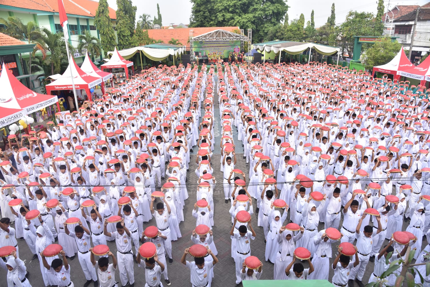 Tari Kolosal Ngoyek Kupang Siswa SMPN 2 Candi Pecahkan Rekor MURI