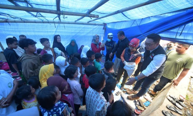 Kunjungi Korban Gempa Cianjur, Ridwan Kamil Hibur Anak-anak