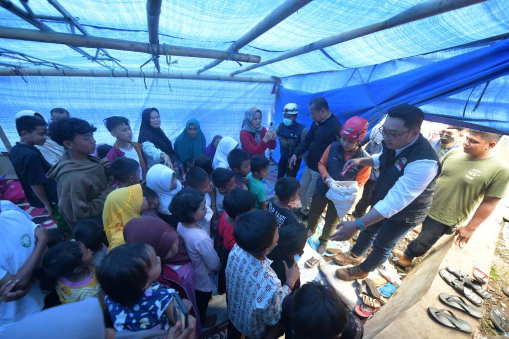 Kunjungi Korban Gempa Cianjur, Ridwan Kamil Hibur Anak-anak