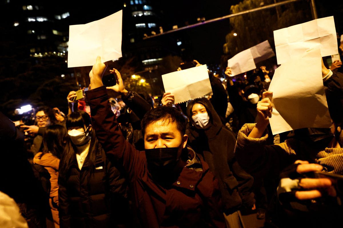 Ratusan Demonstran Penanganan Covid di China Bawa Kertas Putih