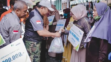 Bentuk Komitmen, Bupati Hendy Serahkan Jaminan Kematian Ketua RT dan RW Jember