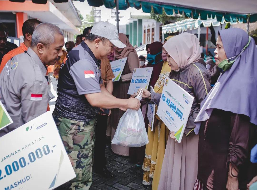 Bentuk Komitmen, Bupati Hendy Serahkan Jaminan Kematian Ketua RT dan RW Jember