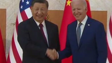 Joe Biden berjabat tangan dengan Xi Jinping. Sumber Foto news.sky.com