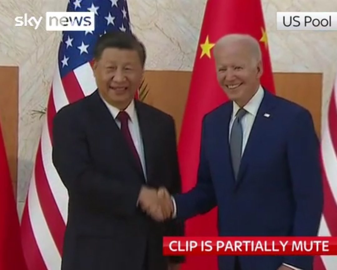 Joe Biden berjabat tangan dengan Xi Jinping. Sumber Foto news.sky.com