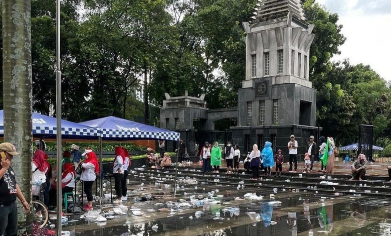 Sampah Berserakan di GBK setelah Jokowi Bertemu Relawan