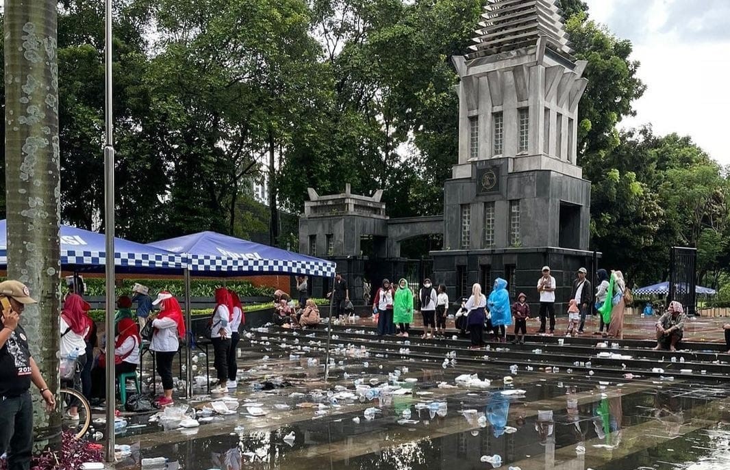 Sampah Berserakan di GBK setelah Jokowi Bertemu Relawan