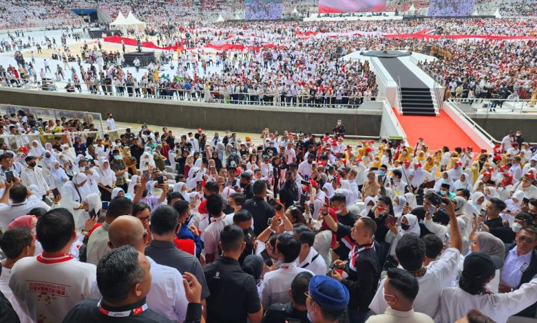 Relawan Jokowi di GBK. Sumber: Twitter @AndiDarmawan.