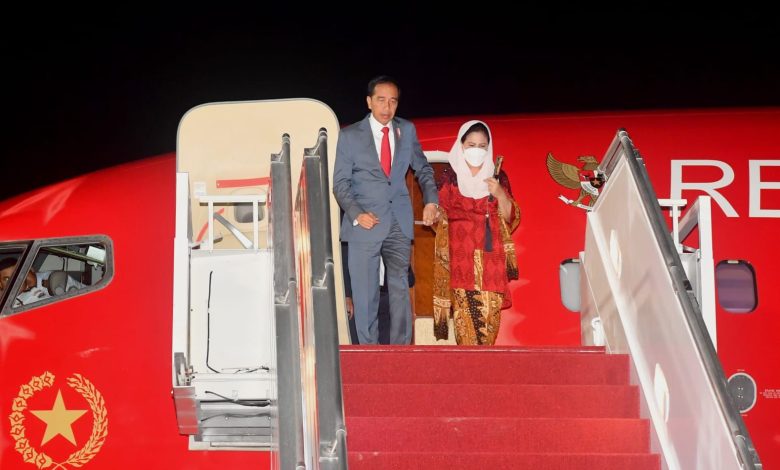 Jokowi tiba di Indonesia bersama Ibu Iriana, Sumber (Twitter @jokowi)