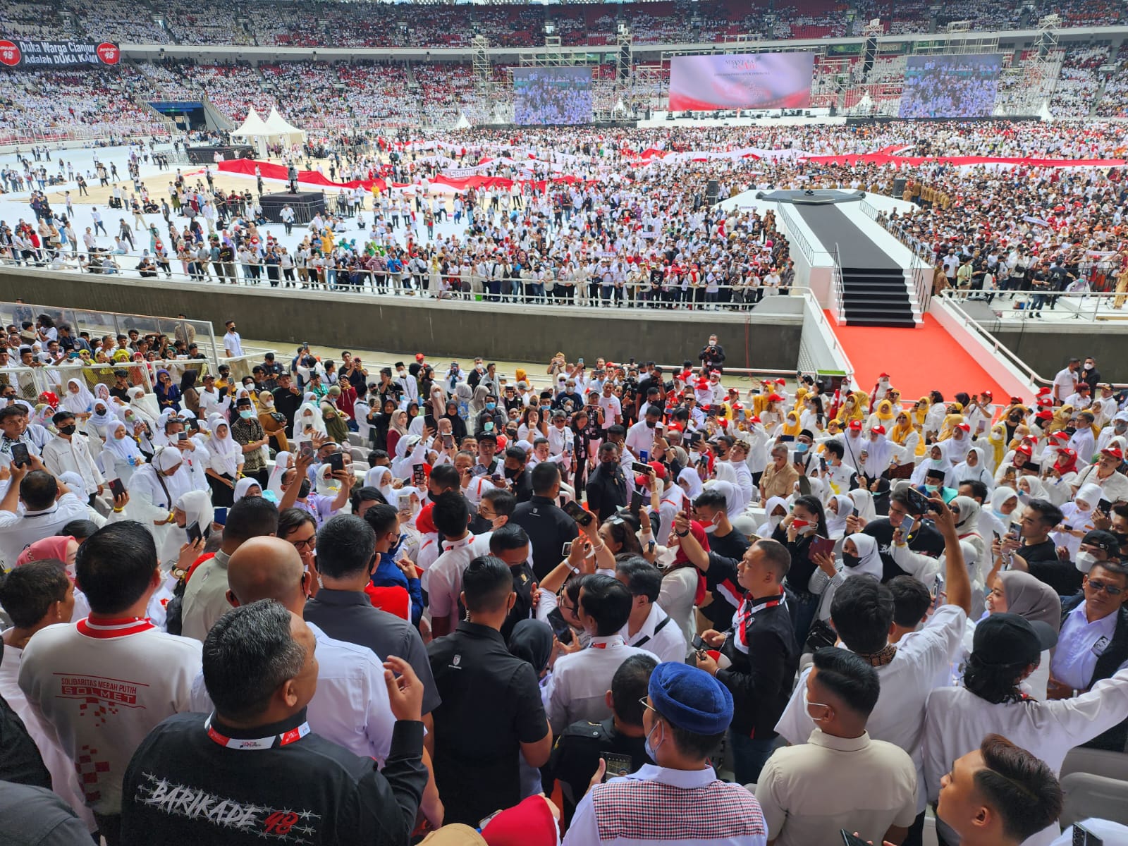 Relawan Jokowi di GBK. Sumber: Twitter @AndiDarmawan.