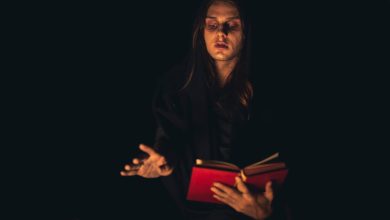 Kemenyan hingga Buku Berisi Mantra Ditemukan di Rumah Keluarga Kalideres Ilustrasi Seseorang Membaca Buku Mantra.