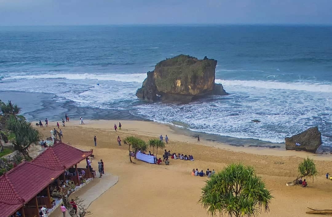 Pantai Ngrawe Gunungkidul, lokasi penemuan mayat perempuan. Sumber Foto: Instagram @yogyakarta