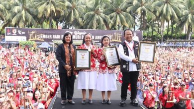 Peringati Hari Angklung Sedunia, SMP di Jember Pecahkan Rekor MURI Hasil Rekor MURI dengan Memainkan 3200 Angklung di Alun-Alun Jember. Sumber Foto: Instagram @dinas_kominfo_kab_jember