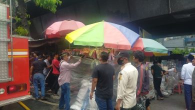 Pedagang di sekitar lokasi kebakaran mengevakuasi barang dagangan mereka. Sumber IG @humasjakfire