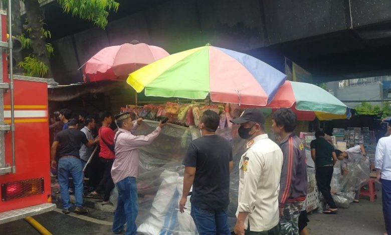 Pedagang di sekitar lokasi kebakaran mengevakuasi barang dagangan mereka. Sumber IG @humasjakfire