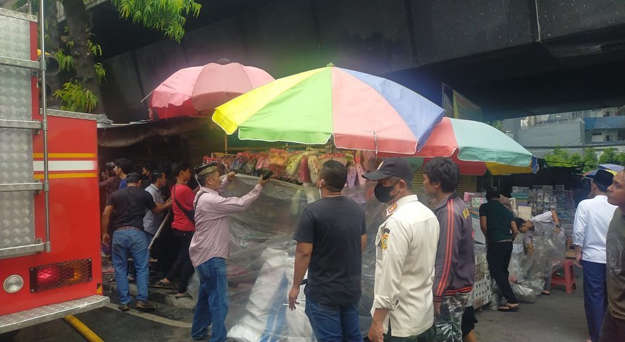 Pedagang di sekitar lokasi kebakaran mengevakuasi barang dagangan mereka. Sumber IG @humasjakfire