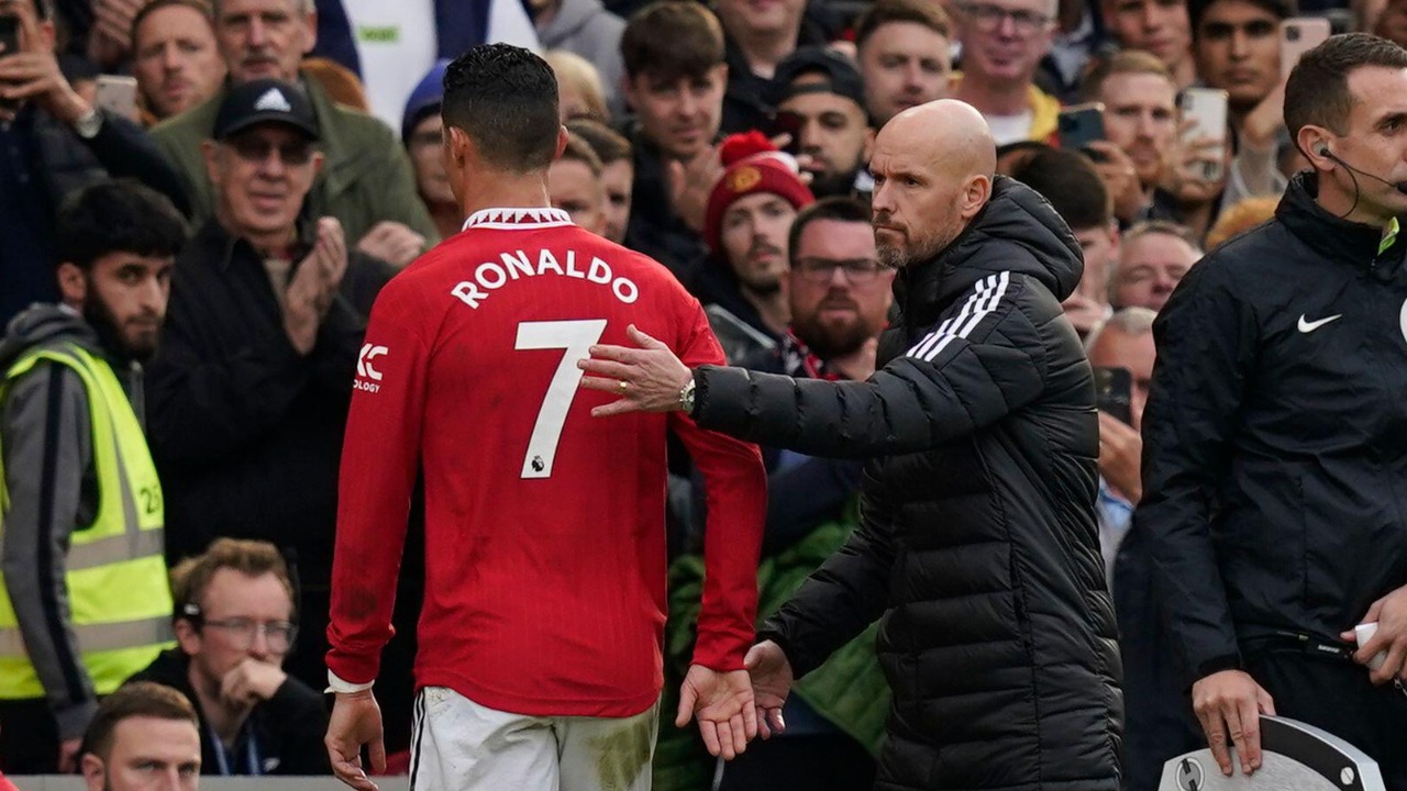 Pelatih Manchester United, Erik ten Hag, menarik keluar Ronaldo lantaran dinilai tampil bapuk. Sumber Foto Twitter @manutd_world