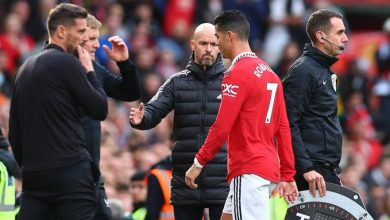 Ronaldo vs Erik ten Hag dan Manchester United Makin Panas, Moreno: Dia Ingin Tetap Jadi Pusat Perhatian Pelatih Manchester United, Erik ten Hag, mengajak salaman Ronaldo. Sumber Foto Twitter @manutd_world