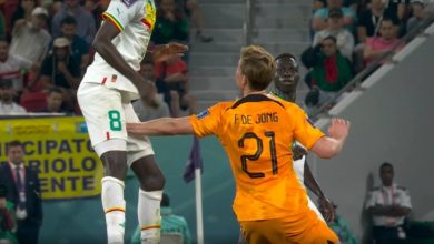 Pemain tengah Belanda, Frenkie de Jong, tampak berduel dengan pemain Senegal. Sumber Twitter @klubamatir