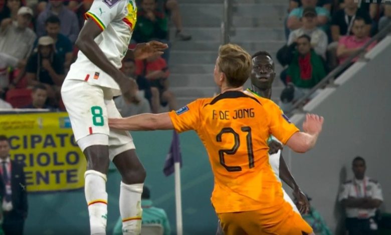 Pemain tengah Belanda, Frenkie de Jong, tampak berduel dengan pemain Senegal. Sumber Twitter @klubamatir
