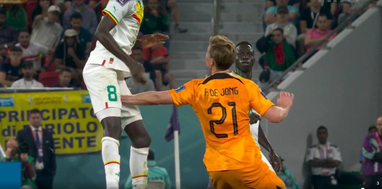 Pemain tengah Belanda, Frenkie de Jong, tampak berduel dengan pemain Senegal. Sumber Twitter @klubamatir