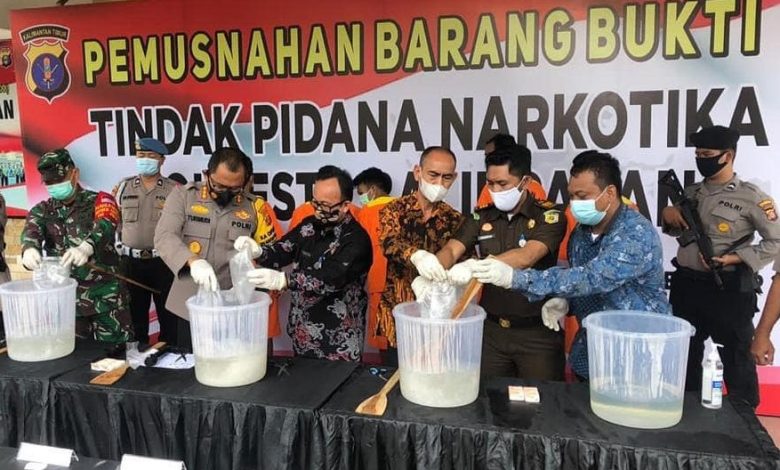 Kejari Pariaman Musnahkan 15 Kg Ganja dan 36 Gram Sabu