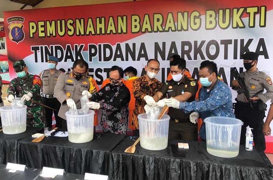 Kejari Pariaman Musnahkan 15 Kg Ganja dan 36 Gram Sabu