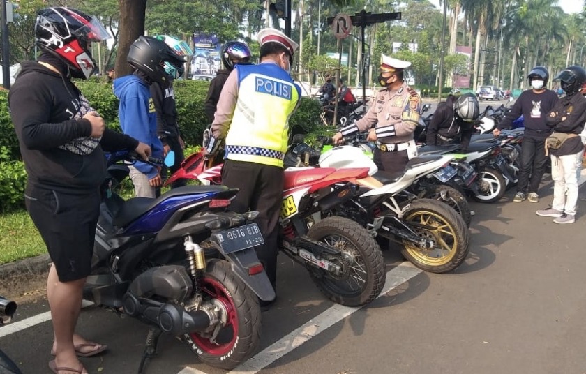 Polantas saat melakukan pemeriksaan kelengkapan kendaraan bermotor. Sumber Foto polri.go.id