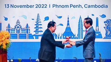 Mahfud MD Deg-degan dan Ingat Gus Dur, Saat Jokowi Terima Tongkat Ketua ASEAN 2023 Presiden Jokowi Terima tongkat kekuatan ASEAN tadi malam. Sumber gambar Twitter @mohmahfudmd