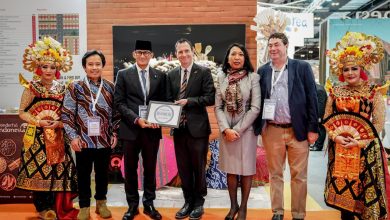 Menteri Kemenparekraf RI Sandiaga Uno saat menerima penghargaan dari Lonely Plant untuk Wisata Raja Ampat. Sumber Foto: Siaran Pers Kemenparekraf RI