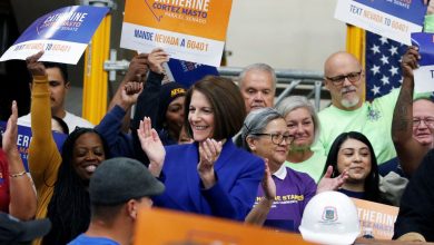 Senator Catherine Cortez Masto merayakan kemenangan dengan pendukungnya di konferensi pers di Las Vegas, Nevada, AS, 13 November 2022. Sumber Foto Reuters.com