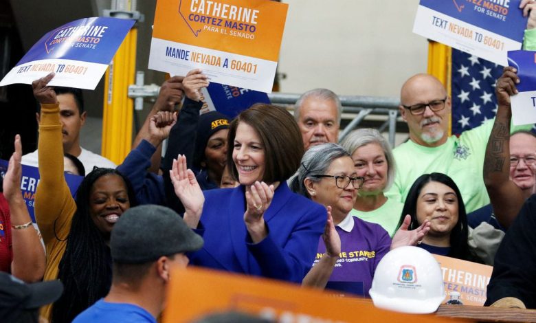 Senator Catherine Cortez Masto merayakan kemenangan dengan pendukungnya di konferensi pers di Las Vegas, Nevada, AS, 13 November 2022. Sumber Foto Reuters.com