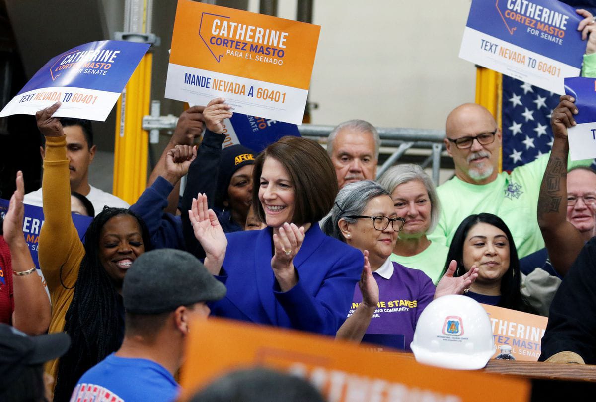 Senator Catherine Cortez Masto merayakan kemenangan dengan pendukungnya di konferensi pers di Las Vegas, Nevada, AS, 13 November 2022. Sumber Foto Reuters.com