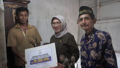 Wakil Bupati Lumajang menyerahkan bantuan sosial senilai 20 juta ke warganya. Sumber lumajangkab.go.id