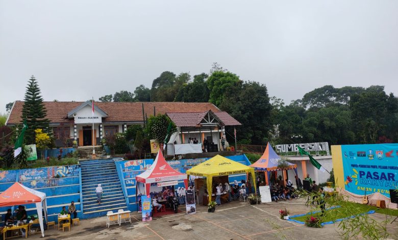 Gelar Pasar Rakyat, SMAN 1 Sumber Banjir Pesanan Produk Lokal Khas Tengger