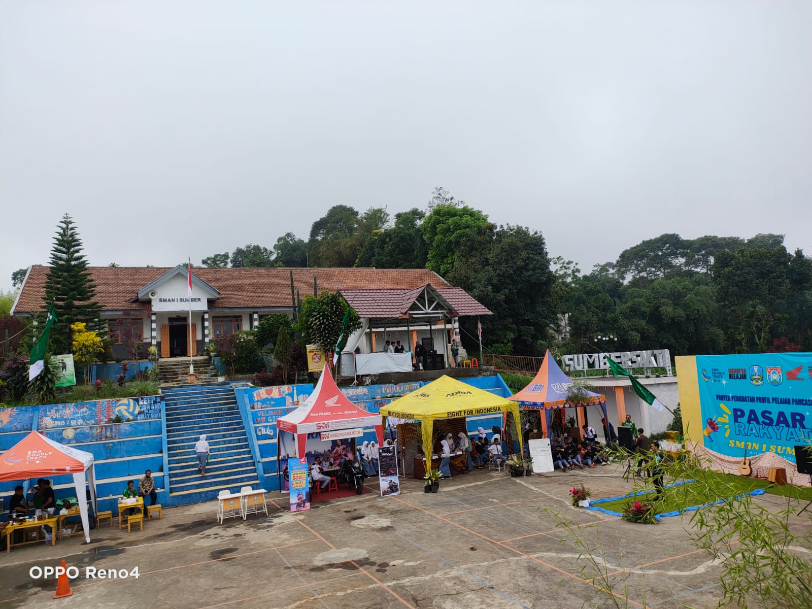 Gelar Pasar Rakyat, SMAN 1 Sumber Banjir Pesanan Produk Lokal Khas Tengger